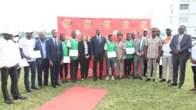 10 jeunes en fin de formation aux métiers de vendeurs Van'S reçoivent leur attestation en Côte d'Ivoire